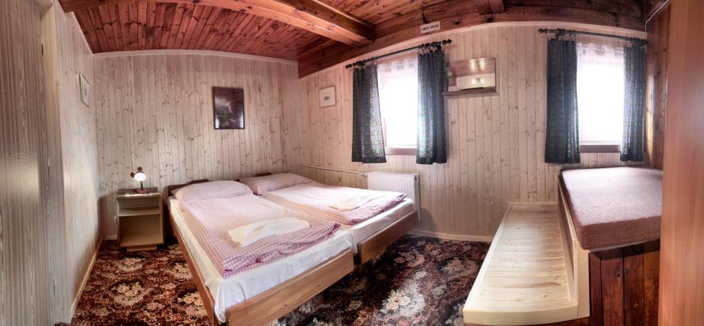Růžová尤斯特尼库膳食公寓酒店的一间小卧室,配有床和窗户