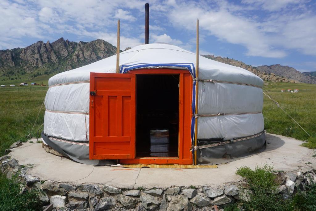 Nalayh我的蒙古环保蒙古包露营地的田野上带门的大型圆顶帐篷