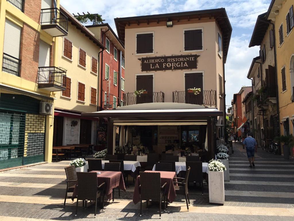 拉齐塞Camere La Forgia的街边设有桌椅的餐厅