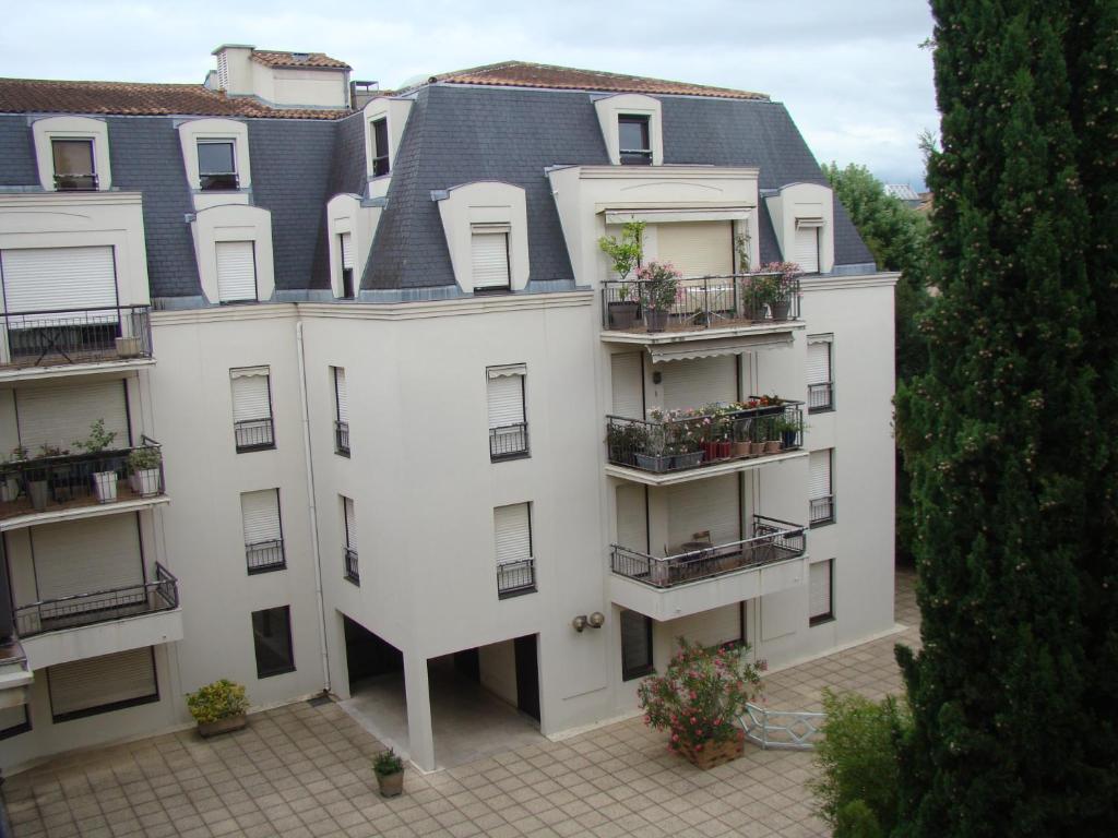 波尔多Le Turenne的带阳台和灰色屋顶的白色公寓大楼