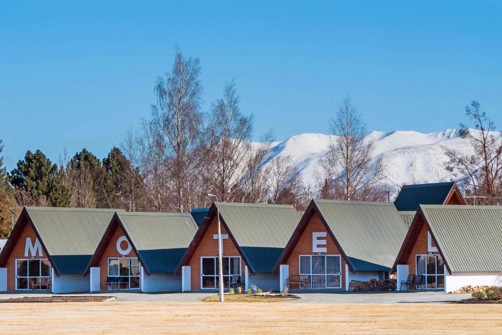 特威泽尔山间小屋汽车旅馆的一组房子,有雪覆盖的群山
