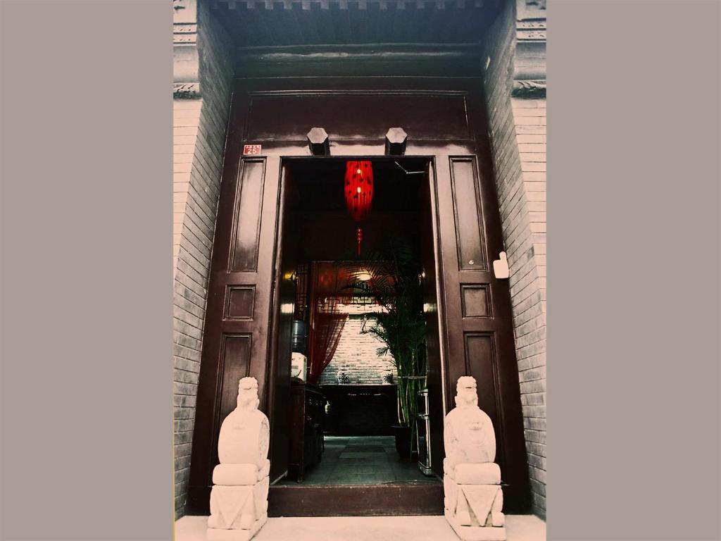 北京北京凯丽家酒店的通向一座带吊灯的建筑的敞开的门