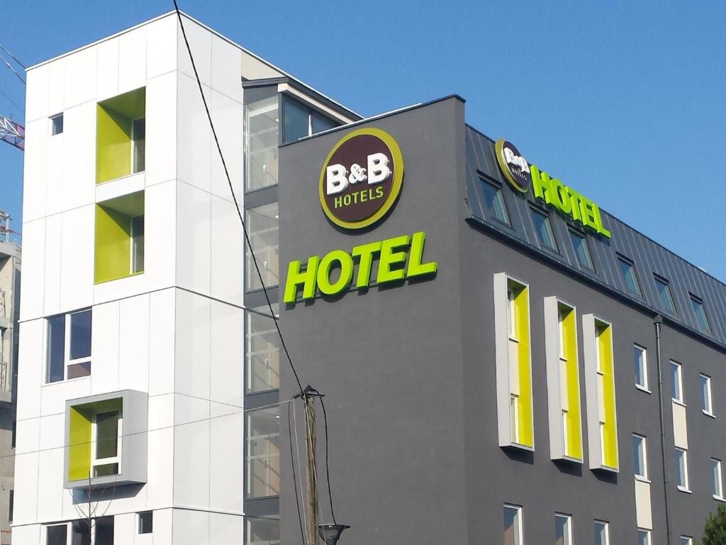 博比尼B&B HOTEL Paris Est Bobigny Université的建筑一侧的酒店标志