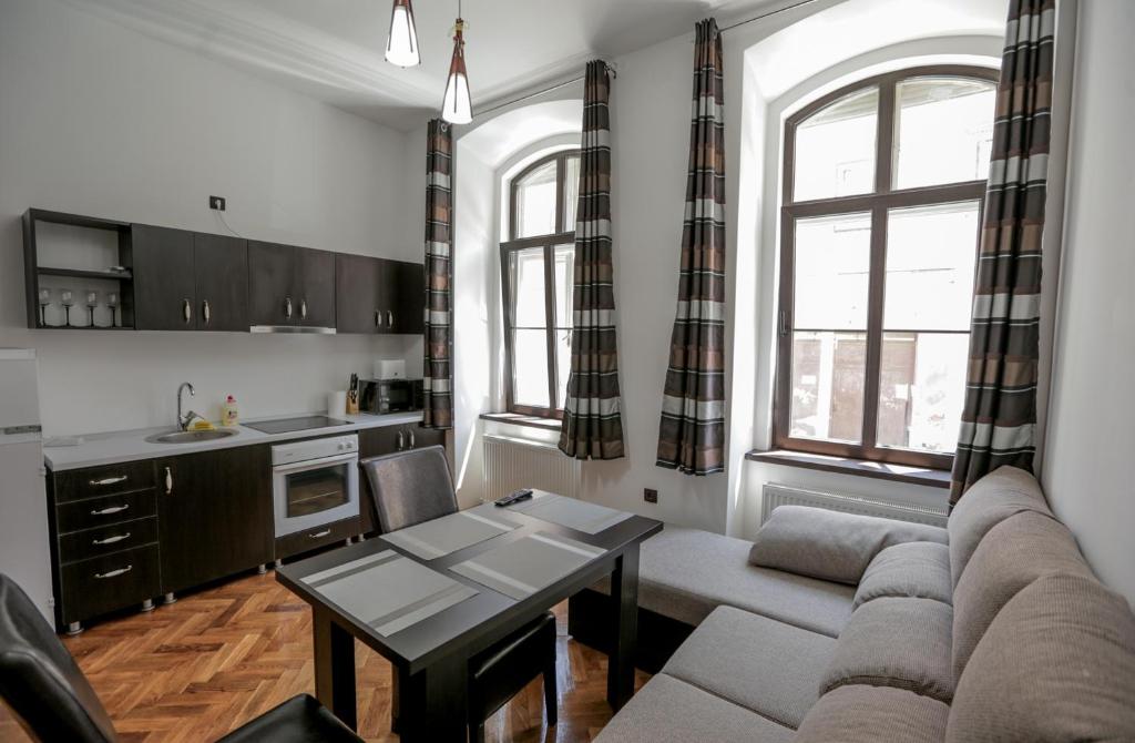 布拉索夫Poarta Schei Residence的客厅配有沙发和桌子