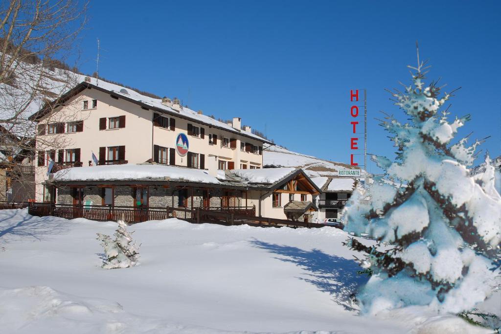 塞斯特雷庞克塔酒店的建筑物前的雪覆盖的圣诞树