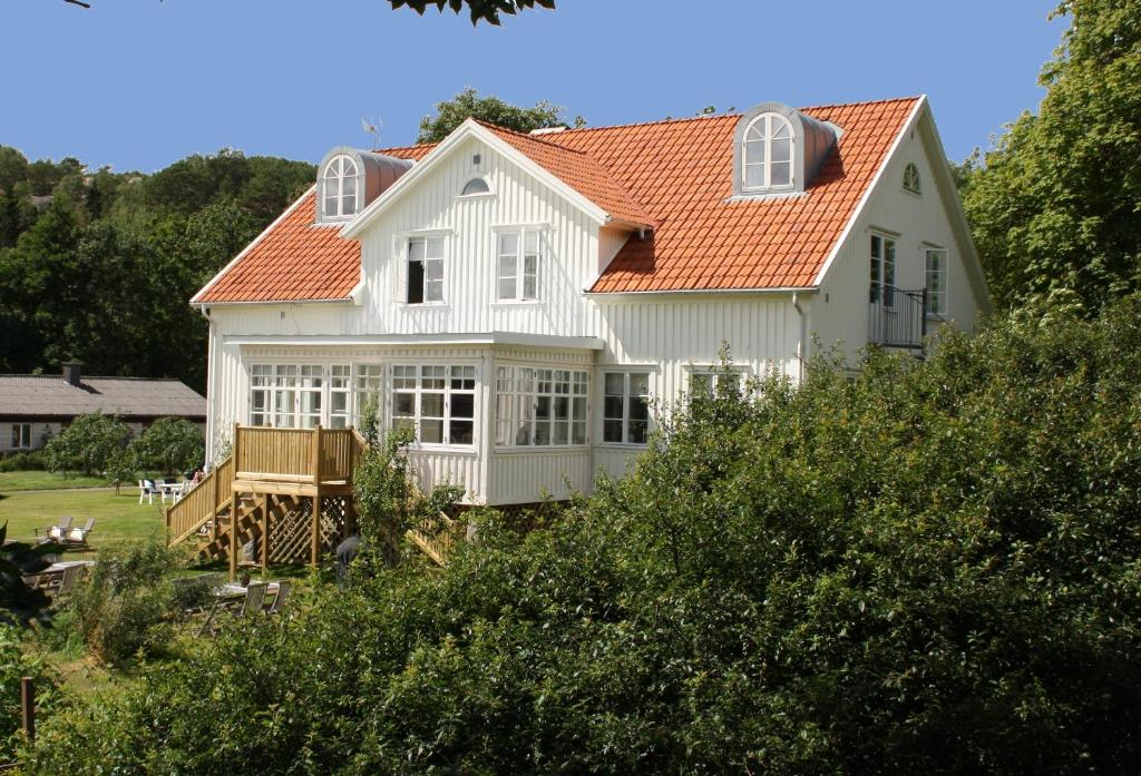 Gerlesborg维拉艾克瓦乐恩住宿加早餐酒店的白色房子,有橙色屋顶