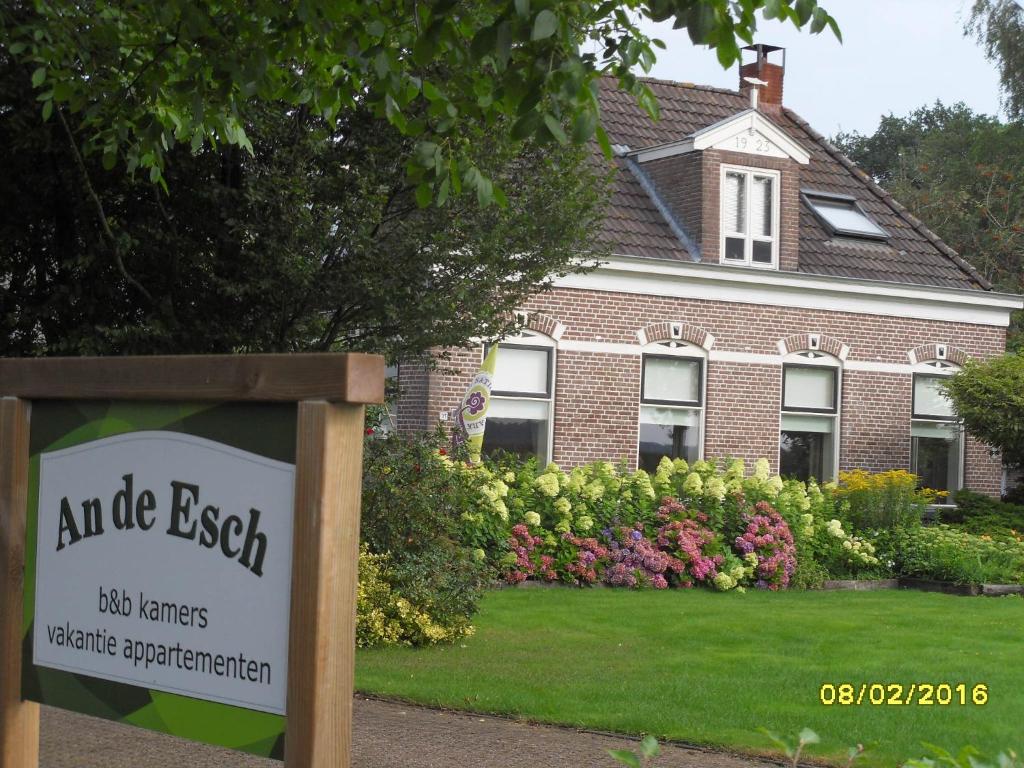 德文格洛An de Esch的院子前有标志的房子