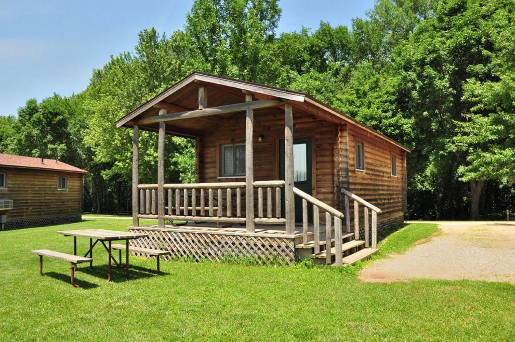 弗里蒙特Fremont RV Campground Cottage 28的小木屋,设有野餐桌