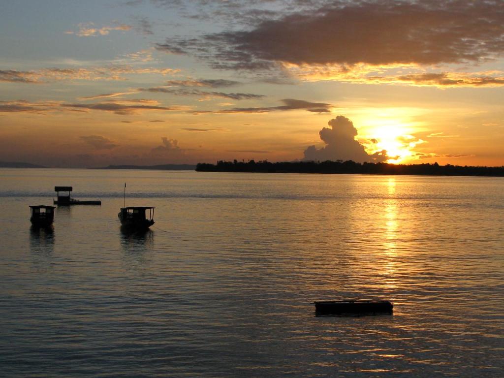 布纳肯布纳肯恰恰自然度假酒店的湖上日落,水中泛舟