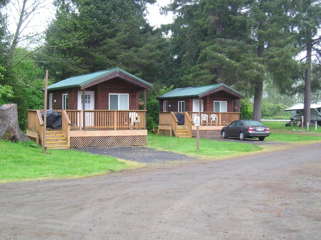 西塞德Seaside Camping Resort Studio Cabin 3的小屋前面设有停车位