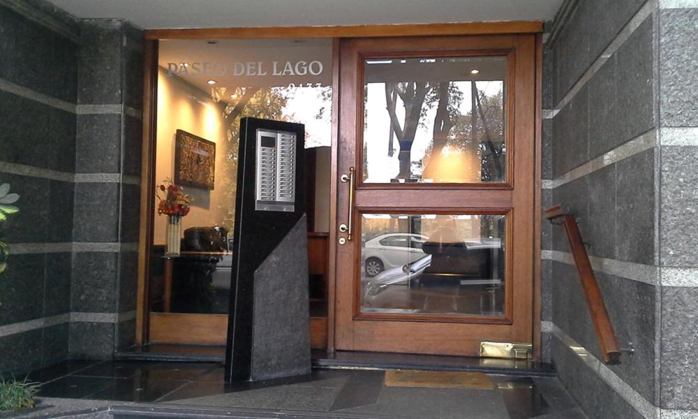 蒙得维的亚Apartamento Paseo del Lago的商店的门,上面有标志