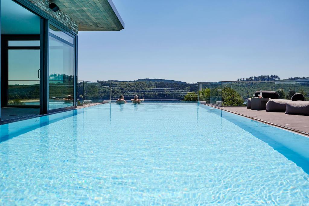 孙登西加藤酒店的享有大楼景致的游泳池