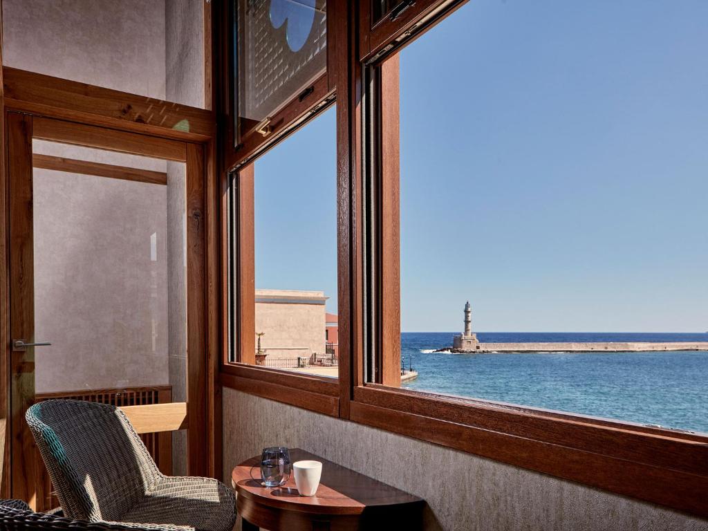 干尼亚Domus Renier Boutique Hotel的客房设有海景窗户。