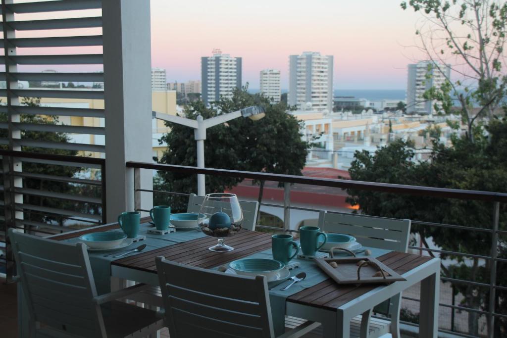 阿尔沃尔Apartamentos Mar de Alvor的市景阳台桌子