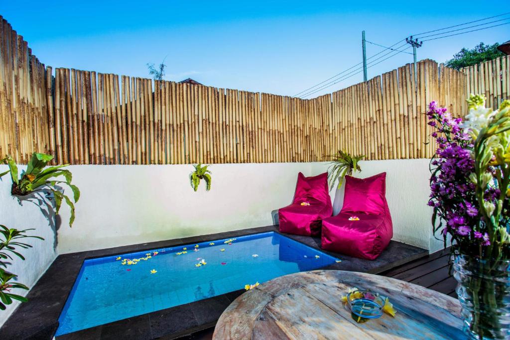 蓝梦岛侧宁安岛斯瓦哈私人别墅的后院设有游泳池、桌子和围栏