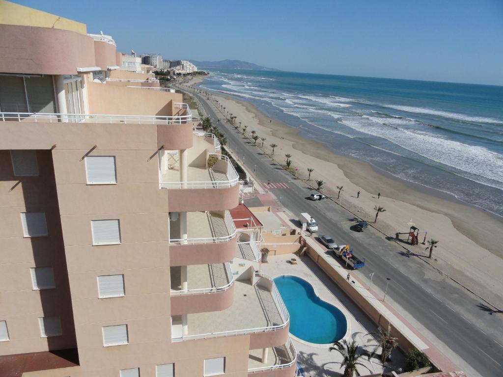 奥罗佩萨德尔马Apartamentos Raymar的从大楼的阳台上可欣赏到海滩景色