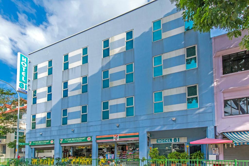 新加坡Hotel 81 Kovan的公寓大楼拥有蓝色的外墙