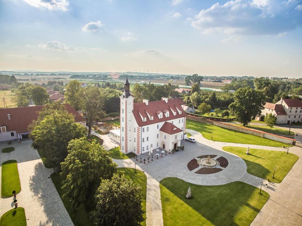 兹戈热莱茨Pałac Łagów的享有白色建筑空中美景,设有钟楼