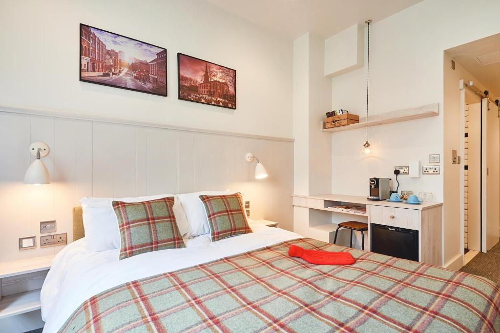 伯明翰圣保尔斯宾馆的一间卧室配有一张大床和一张书桌
