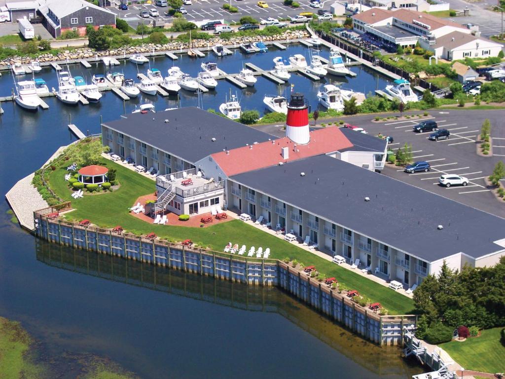 南雅茅斯Riverview Resort, a VRI resort的一座大建筑,在水中的一个岛上设有一座灯塔