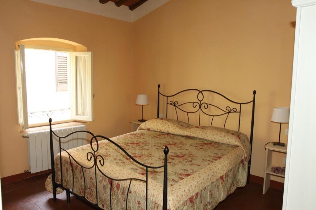 蒙特卡蒂尼泰尔梅吉尔迪穆拉旅馆的一间卧室设有一张床和一个窗口