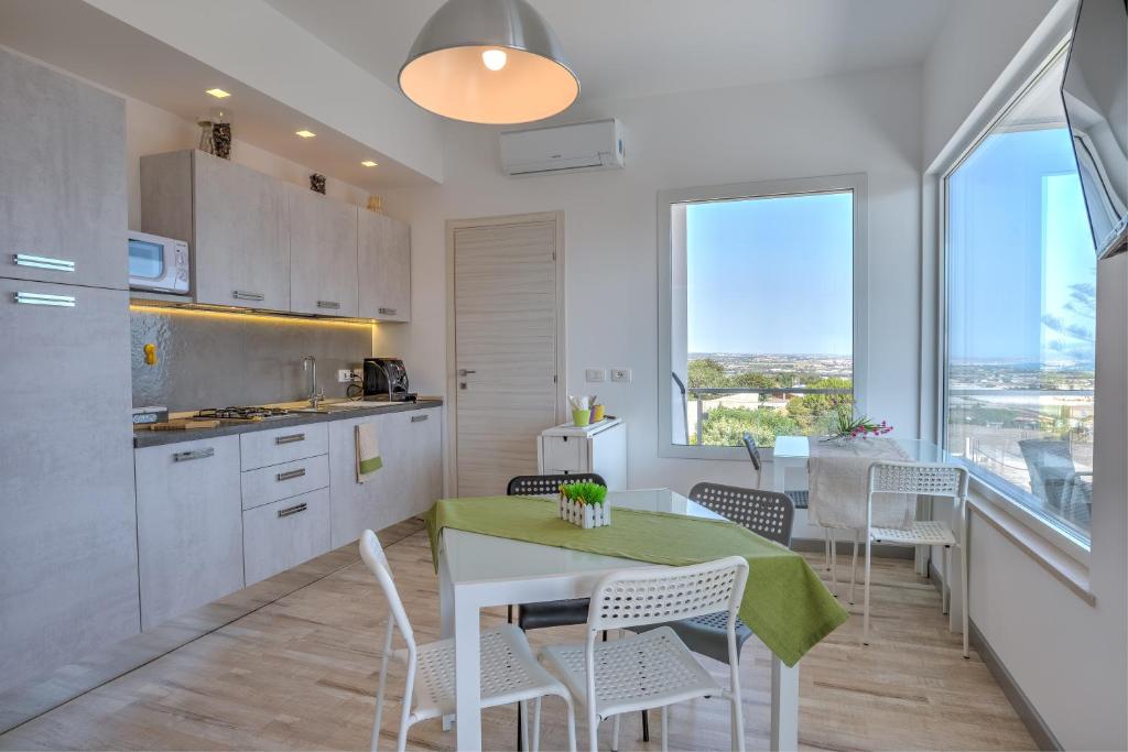 拉古萨码头Villa Vani Guest House的厨房以及带桌椅的用餐室。