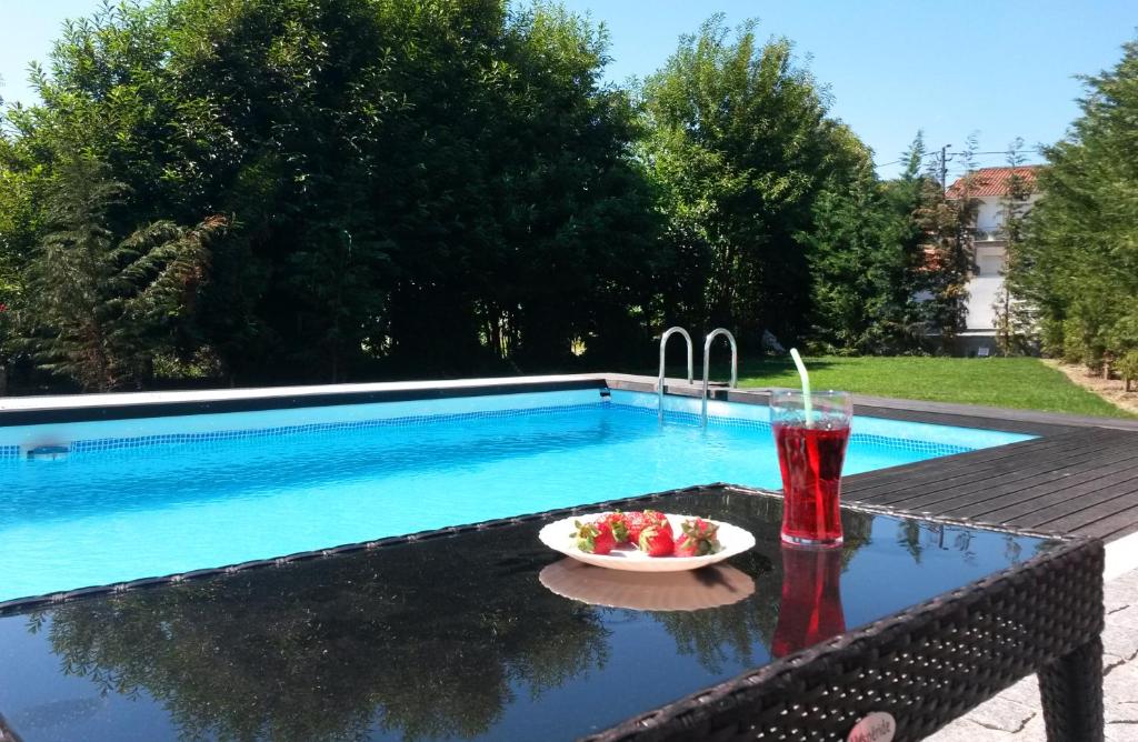 圣托·蒂尔索Equinaturi的池畔桌子上放着饮料和一碗水果