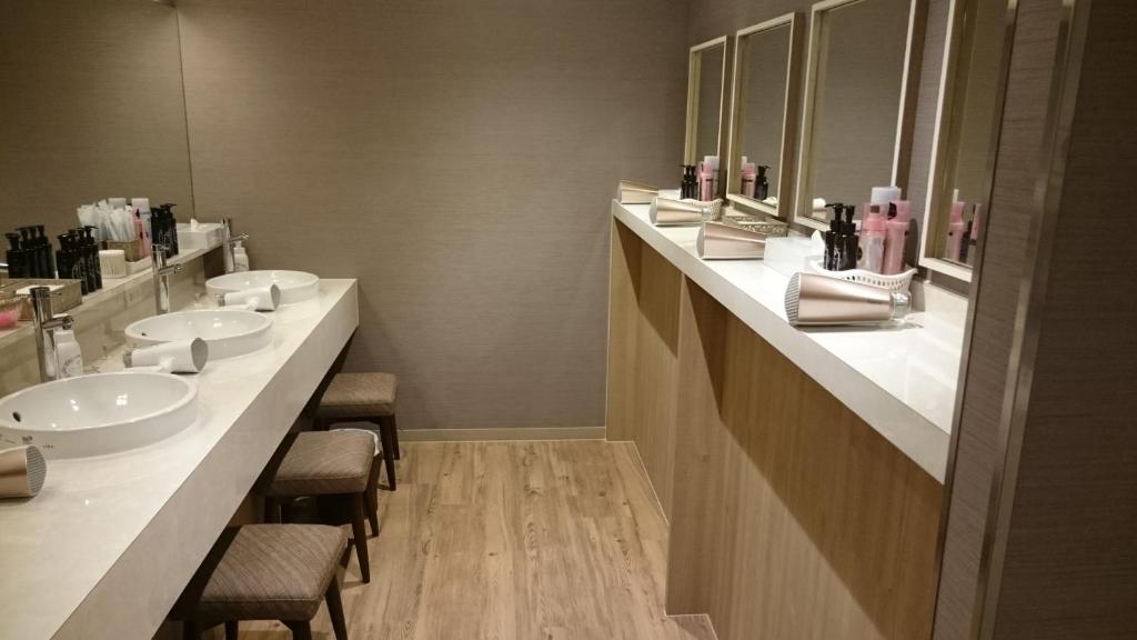 横滨伊势佐木町格兰海关胶囊旅馆的浴室设有3个水槽和2面镜子