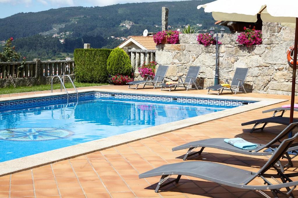 波伊奥丽娜勒斯酒店的一个带椅子和遮阳伞的游泳池