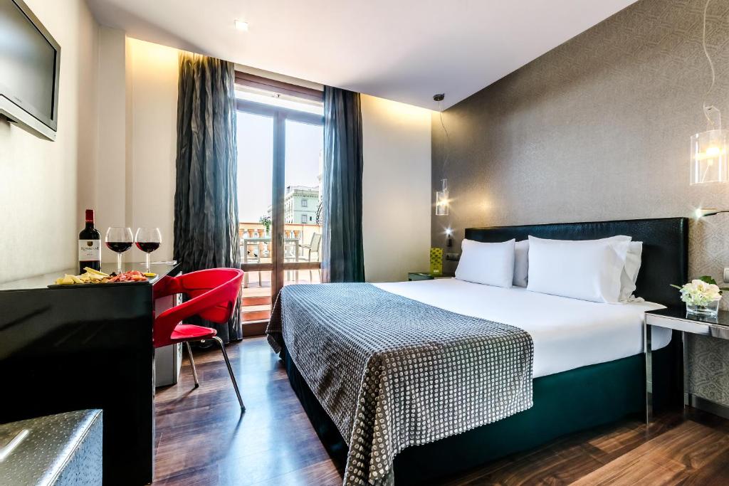 巴塞罗那埃克兰布拉斯博科瑞雅酒店的酒店客房设有床和窗户。