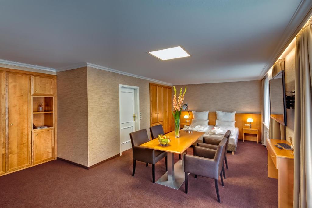 埃森安佩菲克酒店的酒店客房设有一张桌子和一张床