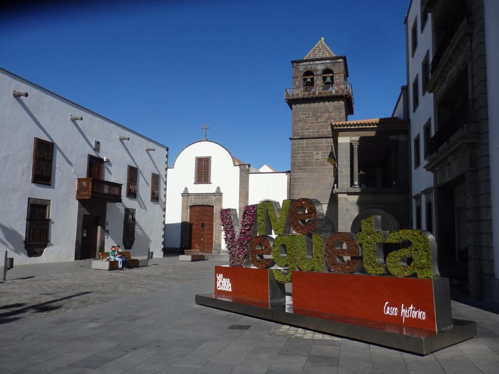大加那利岛拉斯帕尔马斯Malfu Home的一座有钟楼和标志的城市,它表示了快乐的国家