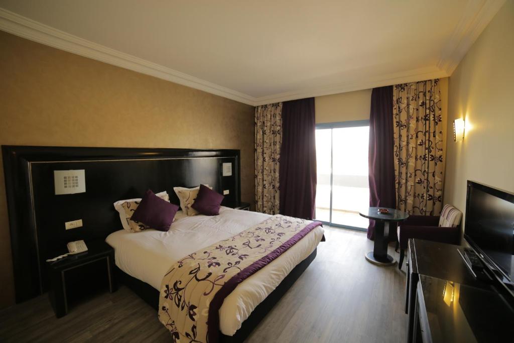 卡萨布兰卡瑞士酒店的酒店客房设有床和窗户。