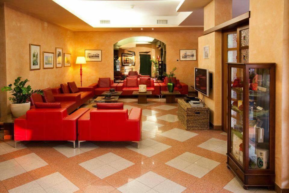 利梅纳瓦布仁达酒店的客厅配有红色沙发和电视