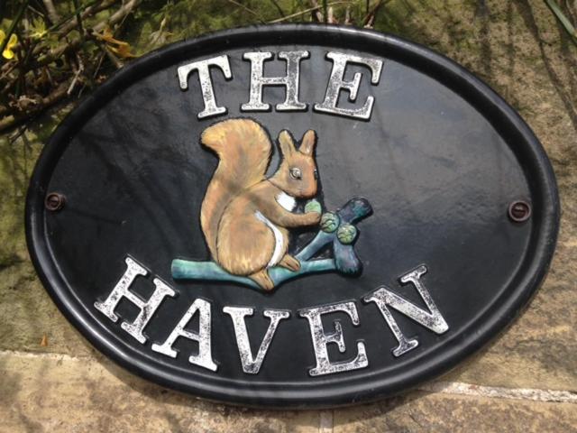 罗斯伯里The Haven的标着 ⁇ 尾和松鼠在上面的标志