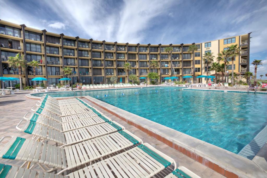 代托纳海滩代托纳海滩夏威夷酒店的酒店前方的大型游泳池