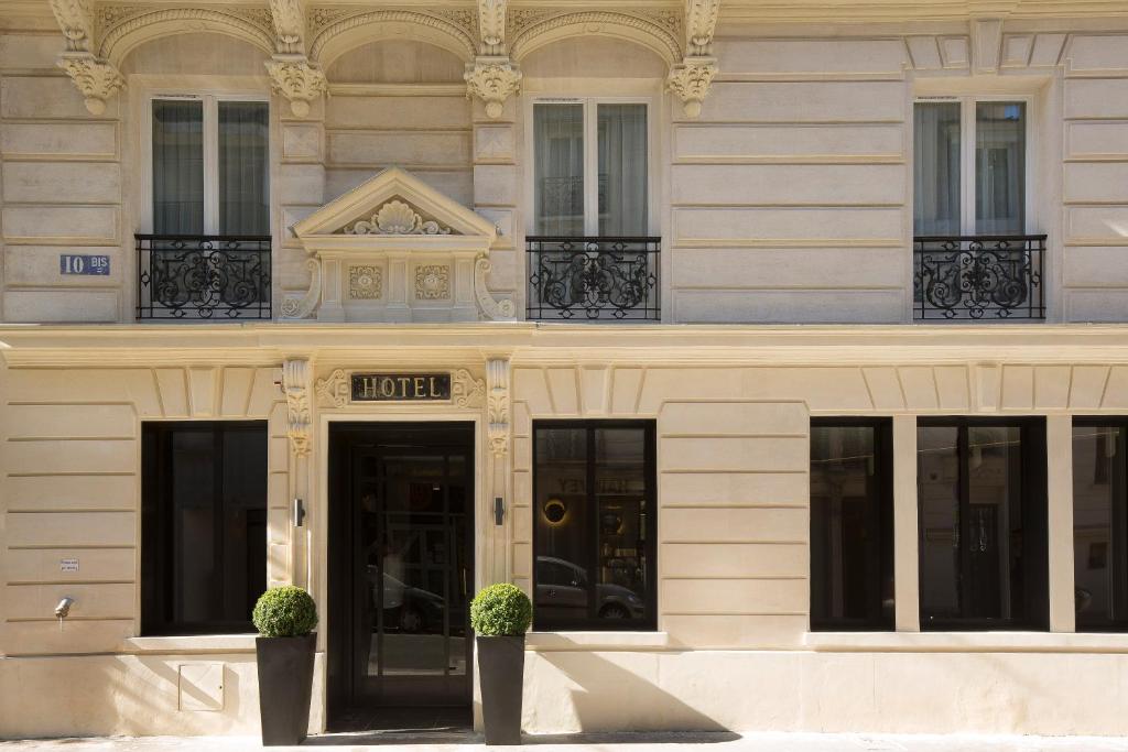 巴黎Le 10 BIS酒店的前面有酒店标志的建筑
