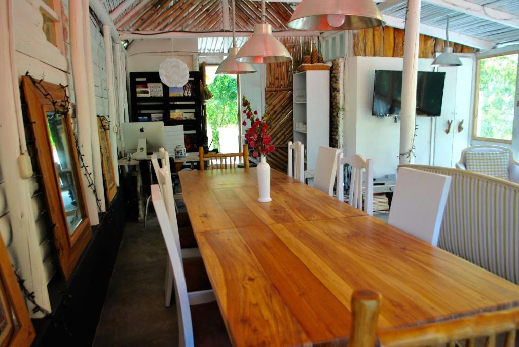PeñaherreraPacheco Farmhouse - Intag Valley的用餐室配有长木桌子和椅子