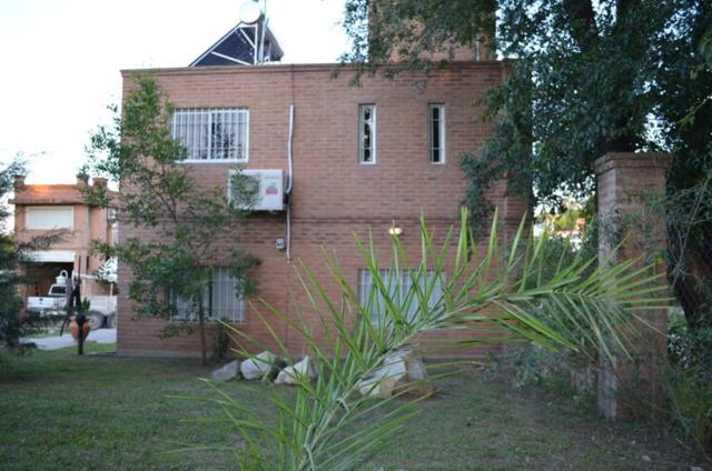 上格拉西亚Departamentos Riosierras的前面有植物的砖房