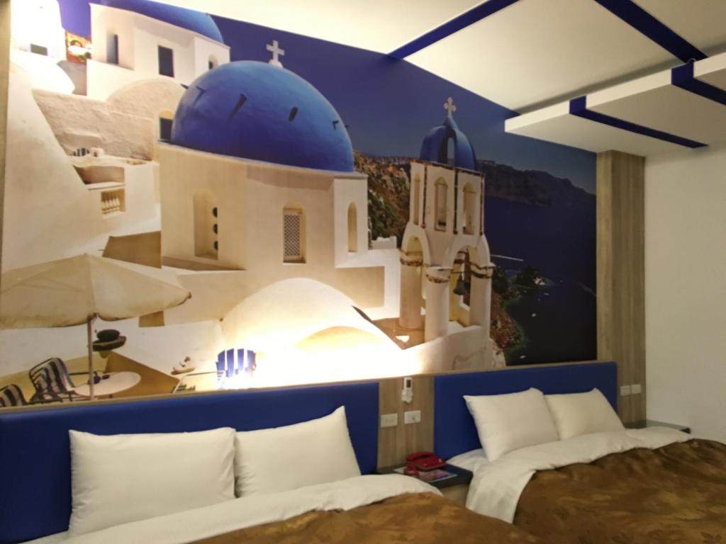 埔里樱花村花园汽车旅馆的一间设有两张床的房间和一个教堂壁画