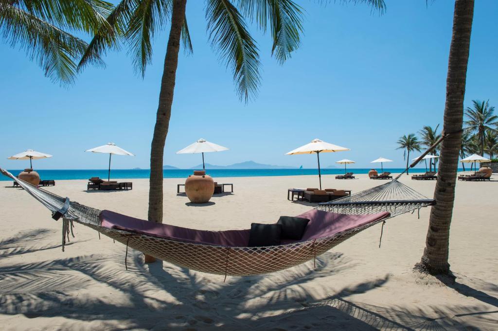 会安越南会安南海四季度假酒店的棕榈树海滩上的吊床