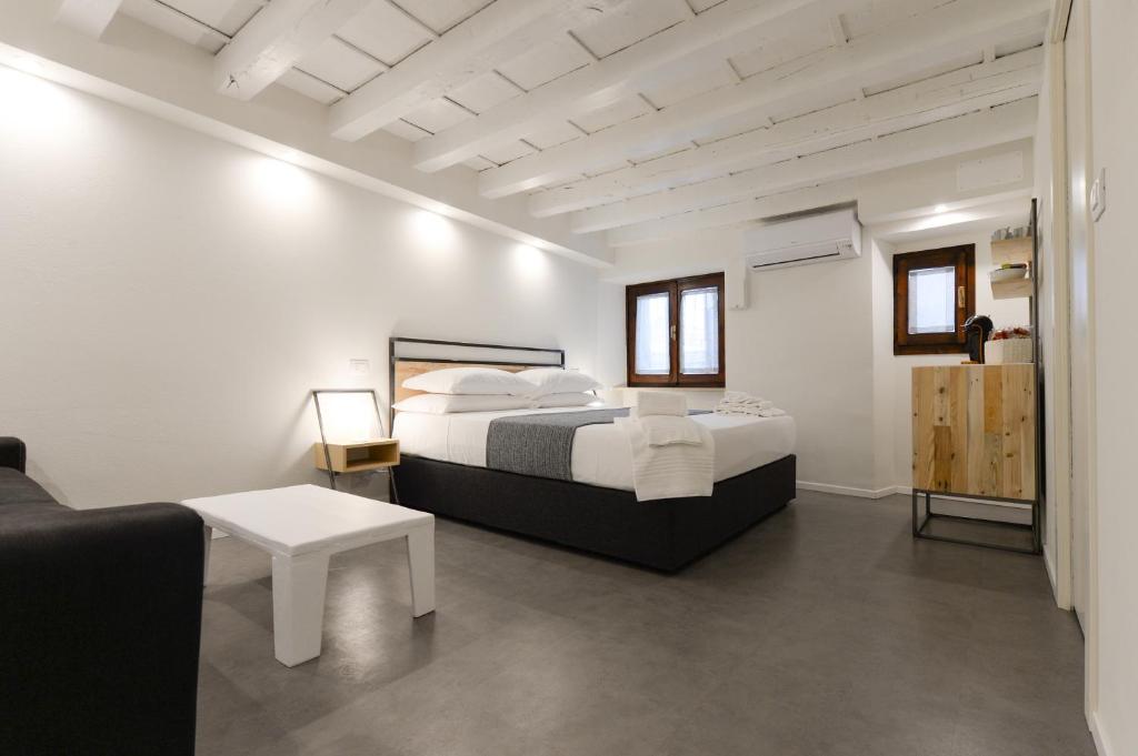 维罗纳Piano Tre的白色卧室配有床和沙发
