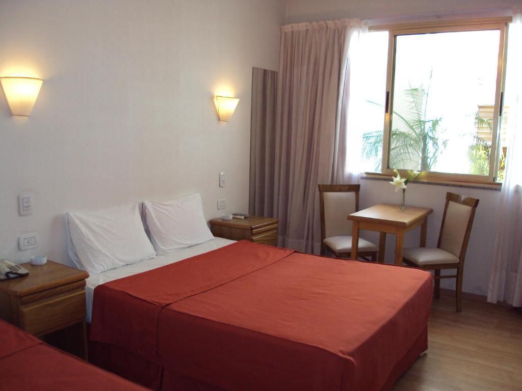 布宜诺斯艾利斯雷伊酒店的酒店客房设有床、桌子和窗户。