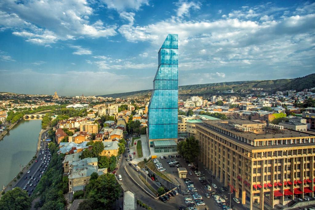 第比利斯The Biltmore Tbilisi Hotel的城市景观,高高的玻璃摩天大楼