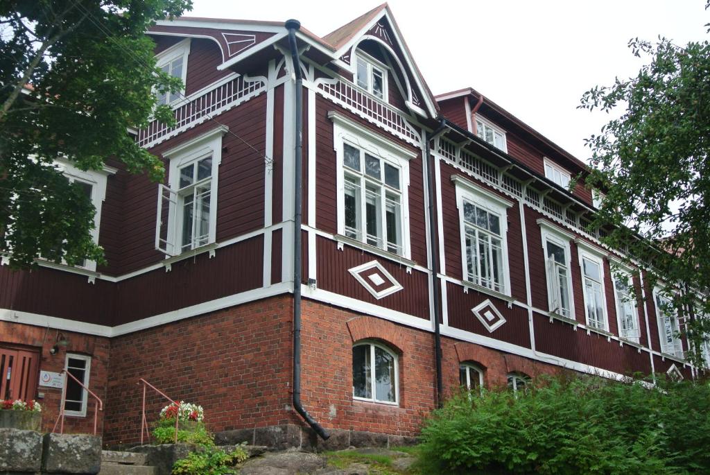 波尔沃Porvoo Hostel的大型红砖建筑,设有白色窗户