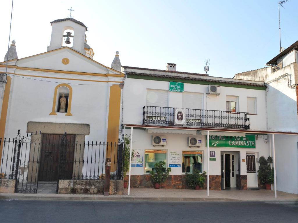 MadrigalejoHostal Via Del Caminante的街道上带有钟楼的白色建筑