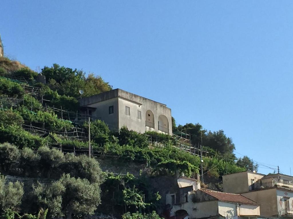 拉维罗La Casa Del Nonno Raffaele- Country house的山边的建筑