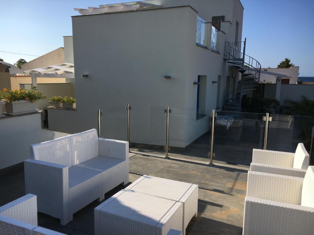 圣维托罗卡波Le case di Palma的阳台配有白色家具和白色建筑