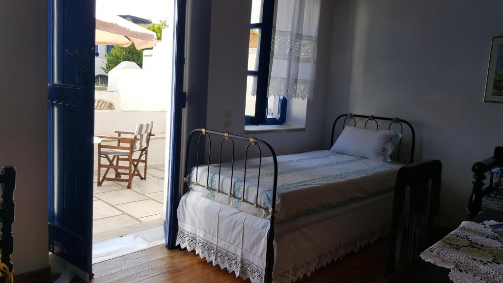 帕诺尔莫斯Ioanna's的一间卧室设有一张床,并有通往庭院的门