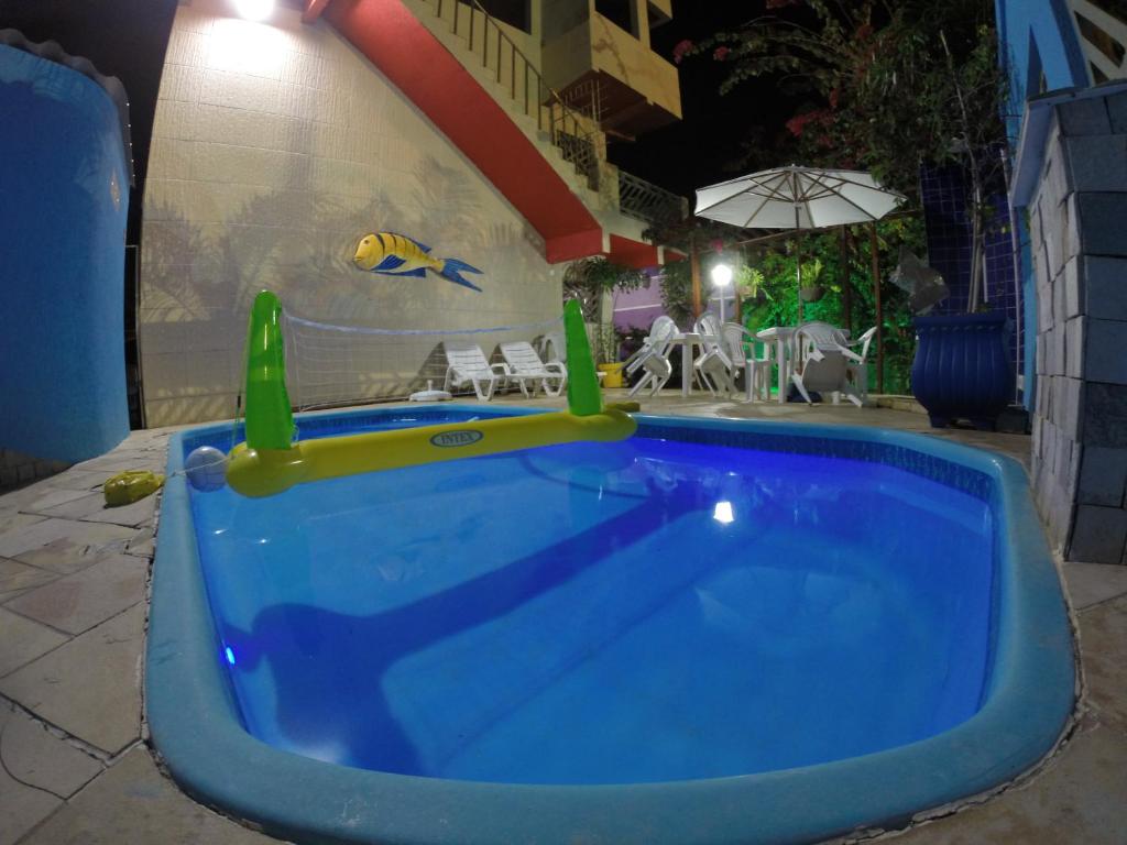 嘎林海斯港Pousada La Puerta Del Sol的游泳池旁带滑梯的游泳池